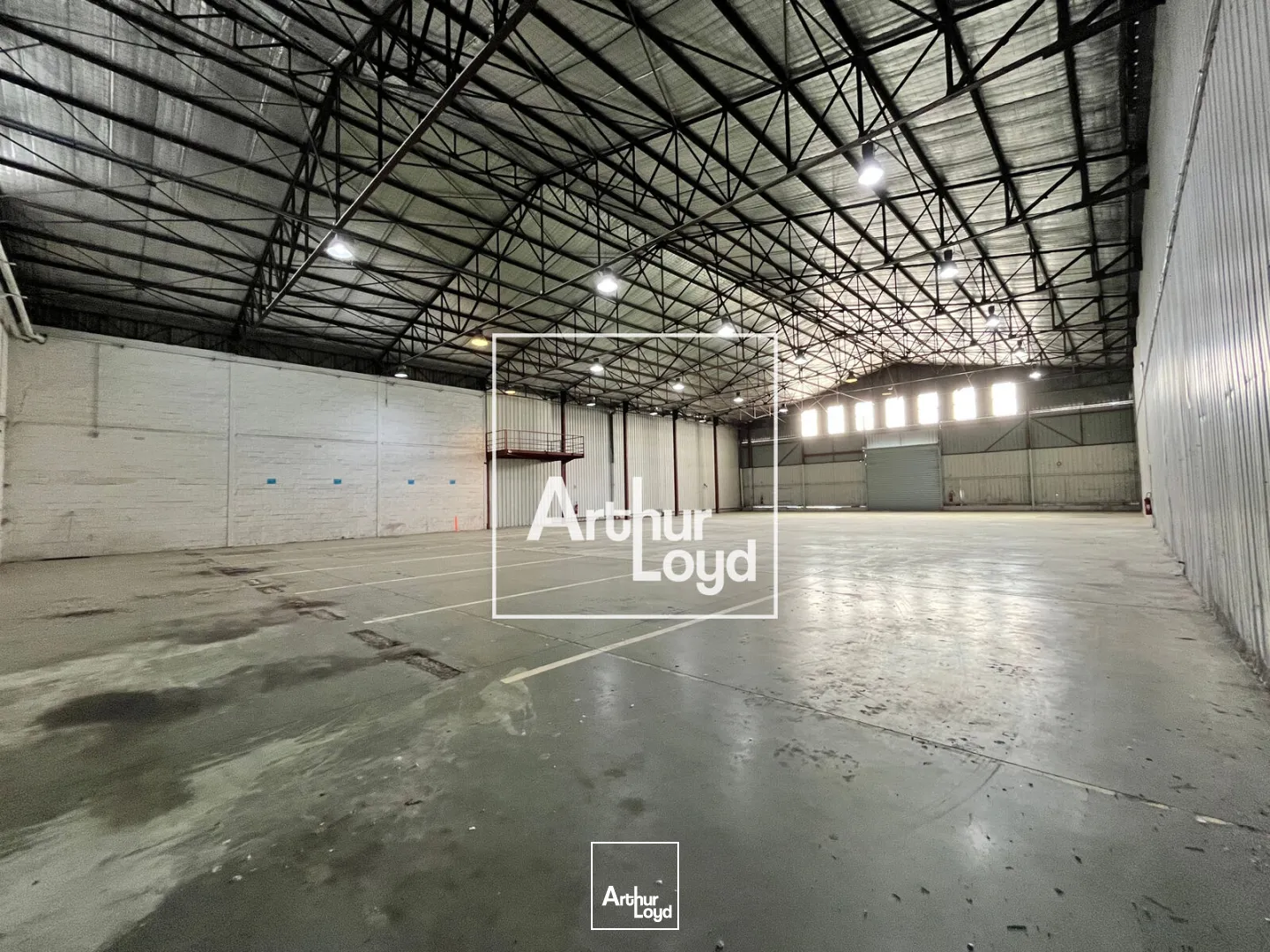 NIMES OUEST - Bâtiment indépendant avec cour de 2.000m2 à louer