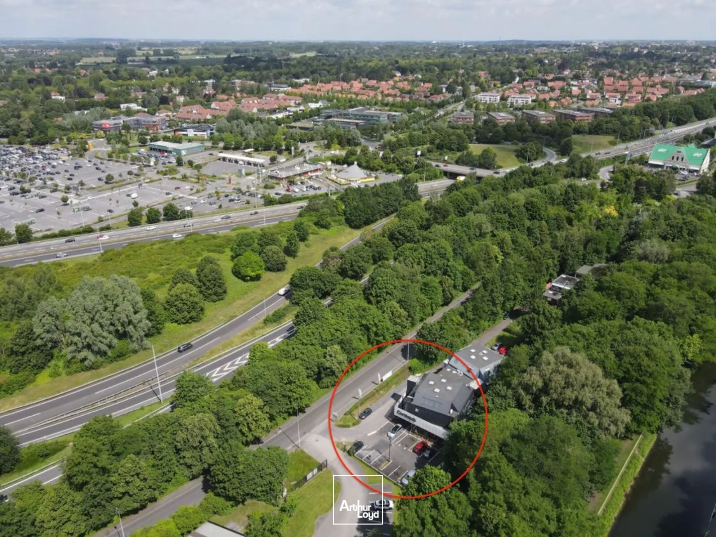 À vendre ou à louer : Bureaux avec parkings dans un environnement verdoyant - Accessibilité idéale proche grands axes