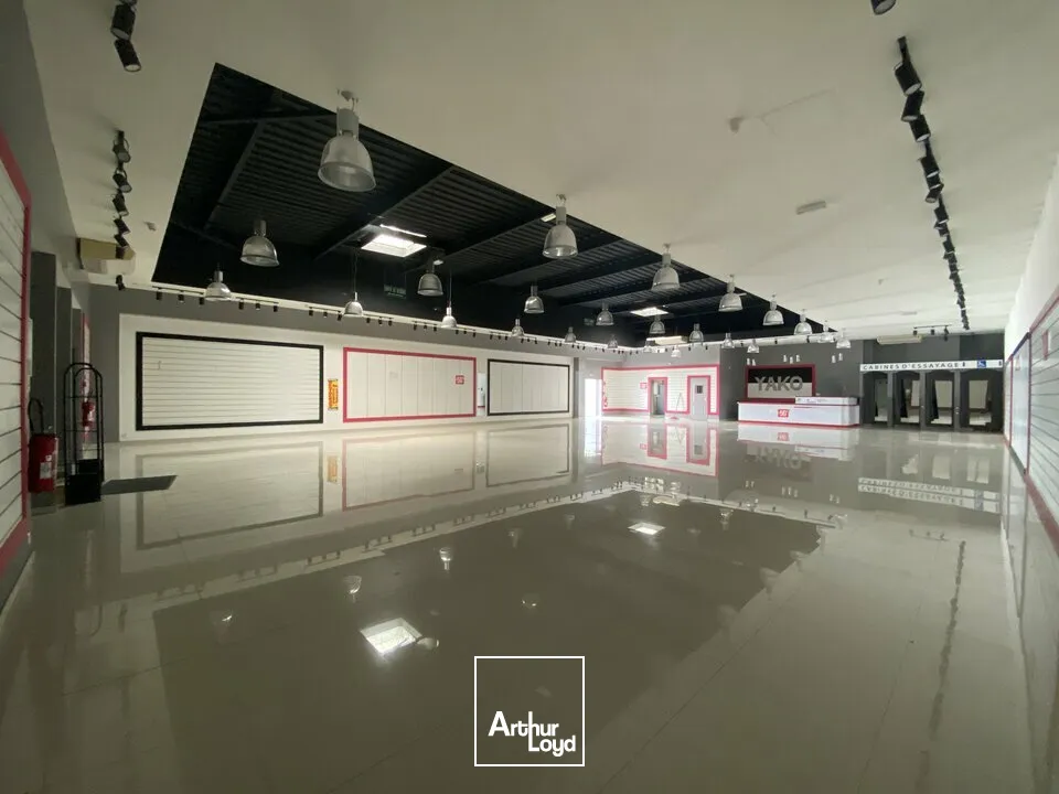 LOCATION LOCAL COMMERCIAL 411 M2 CHATELLERAULT 