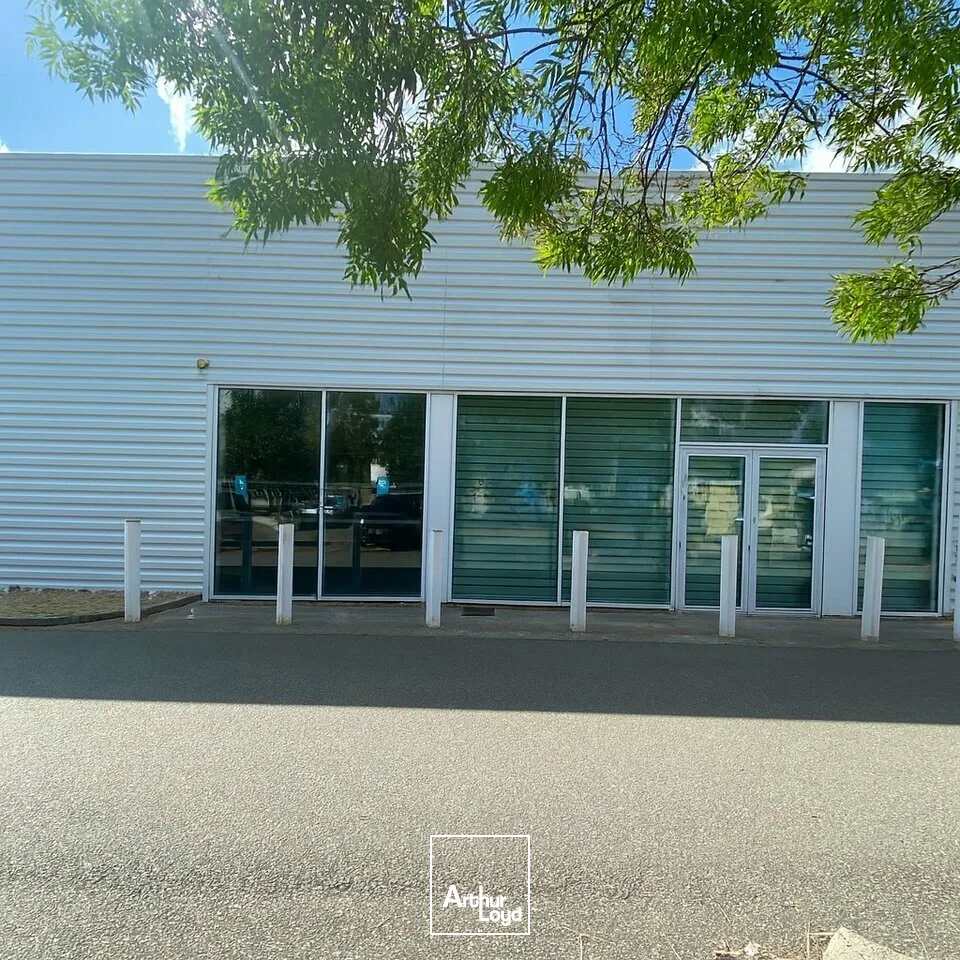 LOCATION LOCAL COMMERCIAL 600 M2 CHATELLERAULT 