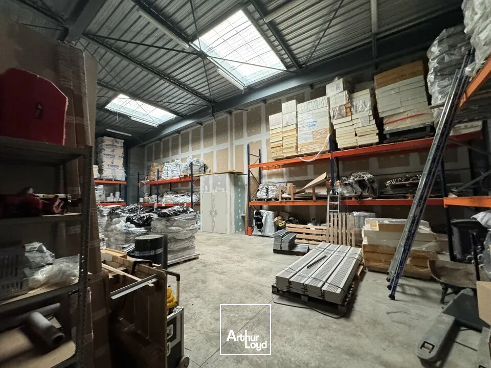 TOURS EST MONTLOUIS-SUR-LOIRE - A LOUER LOCCAL 268 M2 - PARKINGS EN FACADE - CONNEUIL