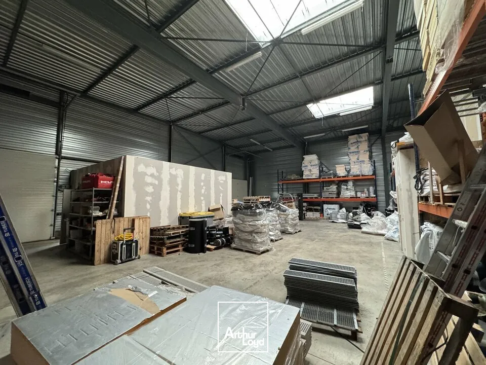 TOURS EST MONTLOUIS-SUR-LOIRE - A LOUER LOCCAL 268 M2 - PARKINGS EN FACADE - CONNEUIL