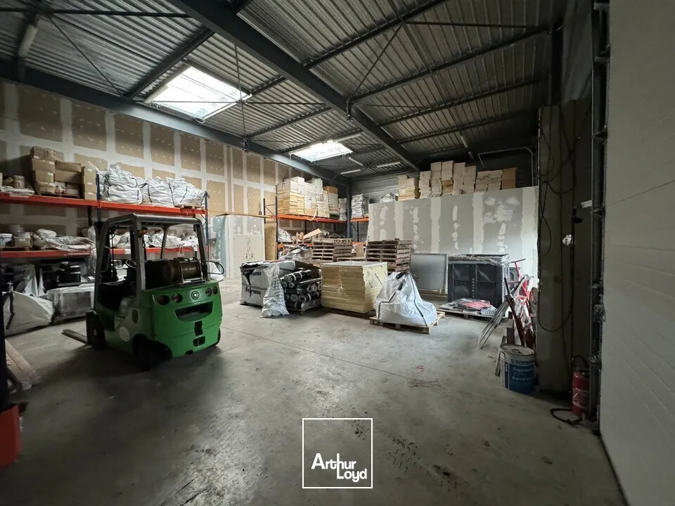 TOURS EST MONTLOUIS-SUR-LOIRE - A LOUER LOCCAL 268 M2 - PARKINGS EN FACADE - CONNEUIL