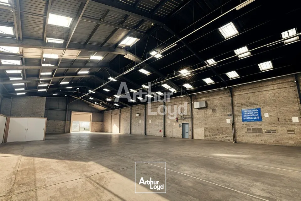A LOUER - LOCAL D'ACTIVITE DE 885m2 AVEC TERRAIN