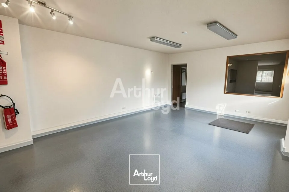 A LOUER - LOCAL D'ACTIVITE DE 885m2 AVEC TERRAIN