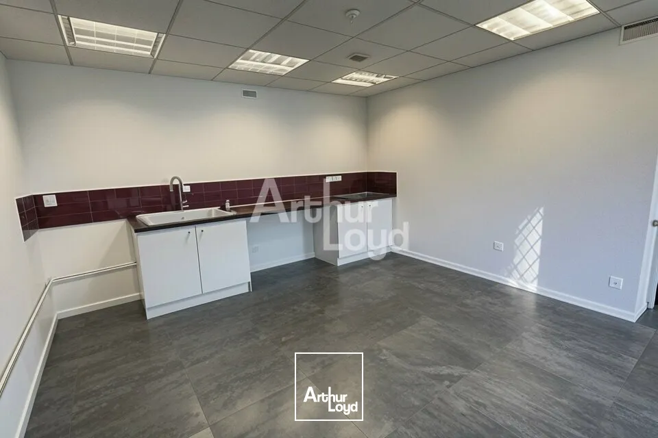 A LOUER - LOCAL D'ACTIVITE DE 885m2 AVEC TERRAIN