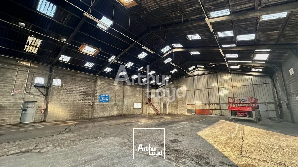 A LOUER - LOCAL D'ACTIVITE DE 885m2 AVEC TERRAIN