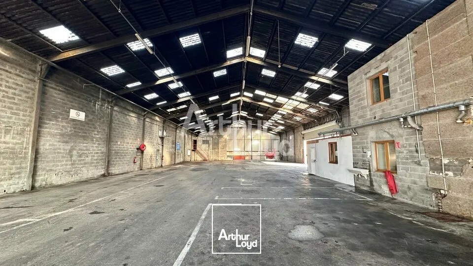 A LOUER - LOCAL D'ACTIVITE DE 885m2 AVEC TERRAIN