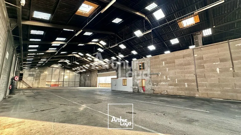 A LOUER - LOCAL D'ACTIVITE DE 885m2 AVEC TERRAIN