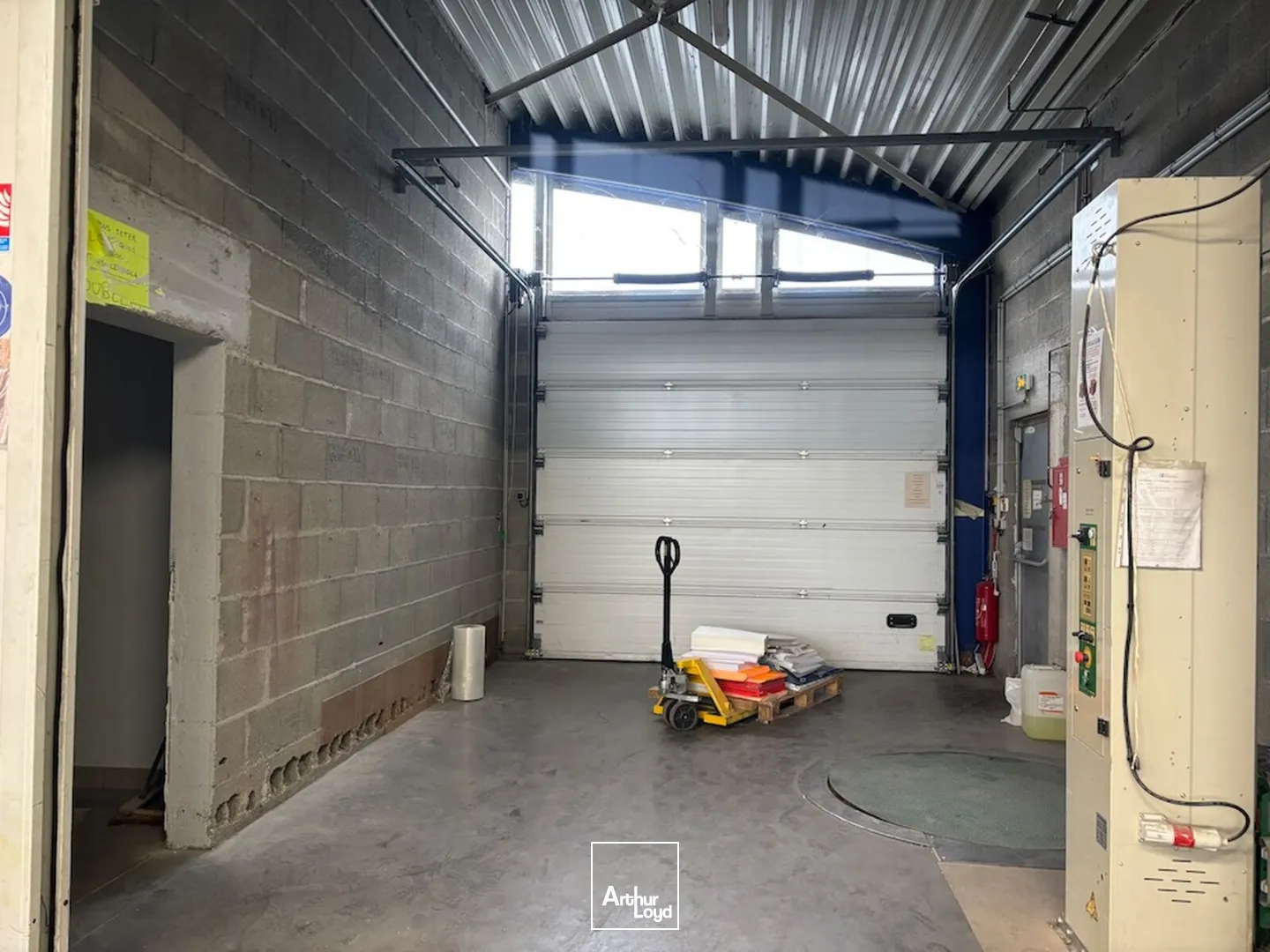 Local d'activités de 1 860 m² indépendant sur son terrain, situé à Yssingeaux (43)