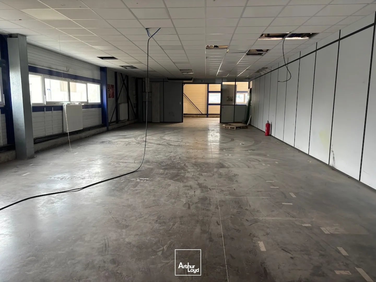 Local d'activités de 1 860 m² indépendant sur son terrain, situé à Yssingeaux (43)