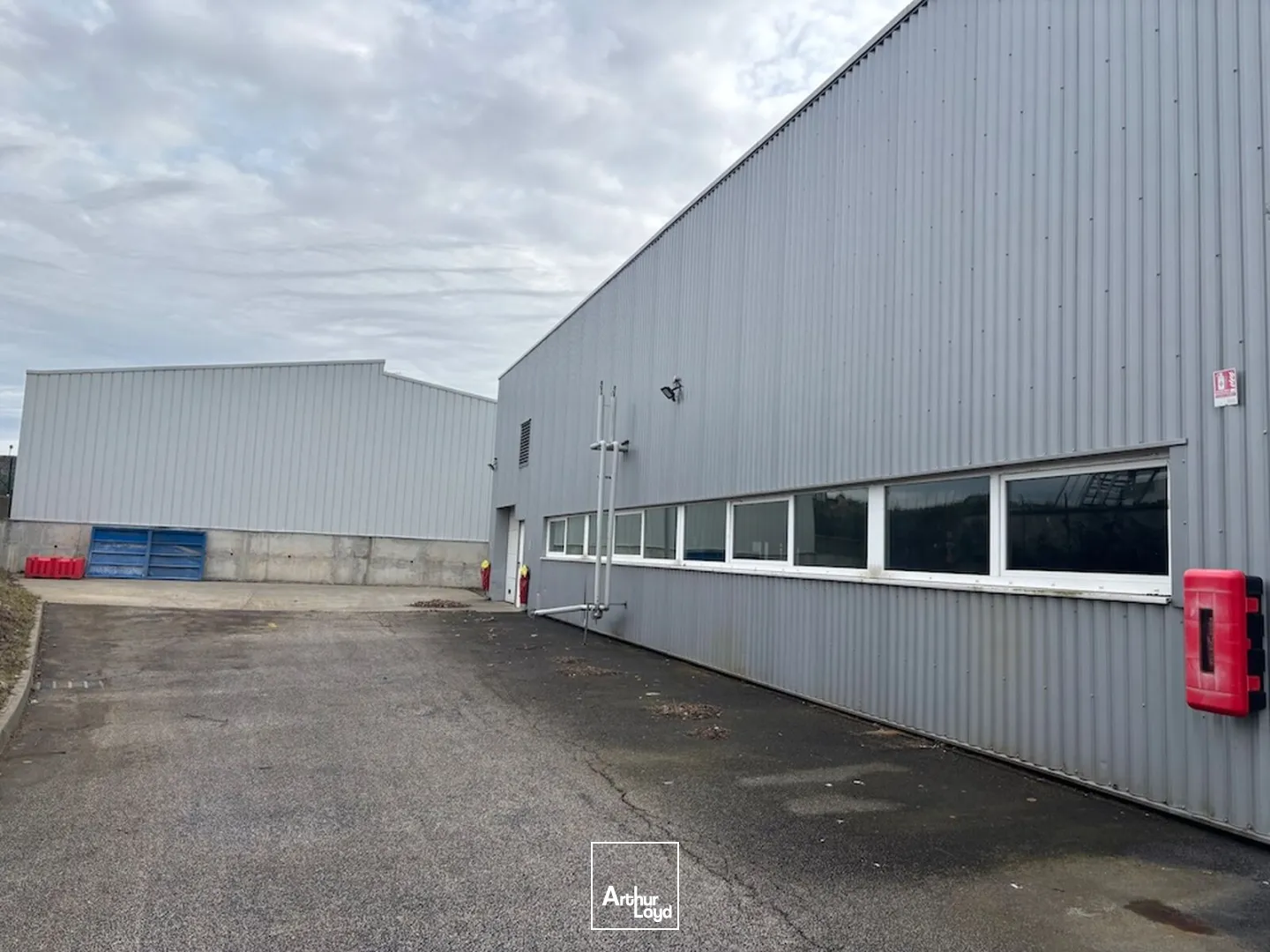 Local d'activités de 1 860 m² indépendant sur son terrain, situé à Yssingeaux (43)