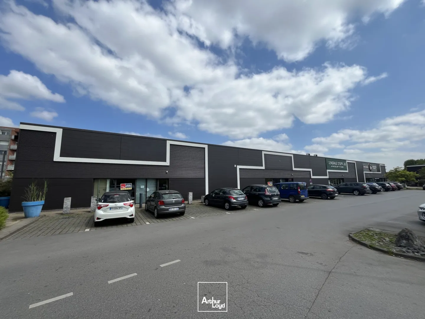 Local commercial à louer à Denain - Visibilité optimale en retail park récent, 253 m² modulables