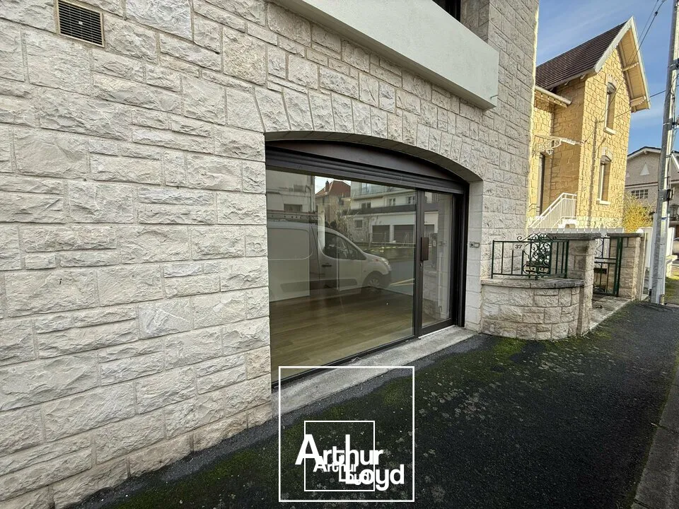 Local professionnel rénové de 25 m² avec vitrine et parking privatif  Proximité centre-ville Brive