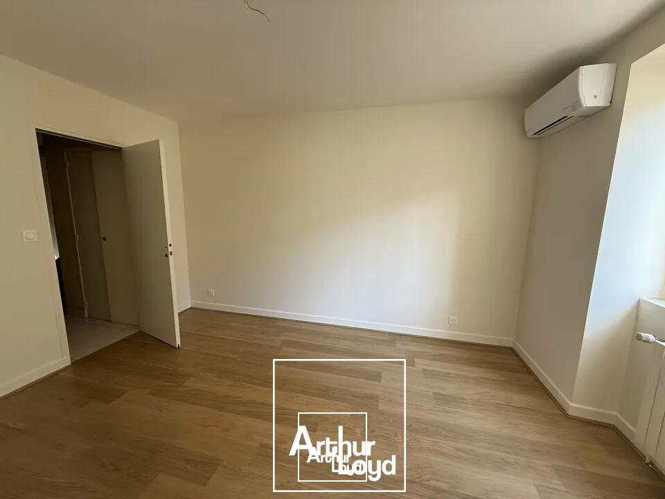 Local professionnel rénové de 25 m² avec vitrine et parking privatif  Proximité centre-ville Brive