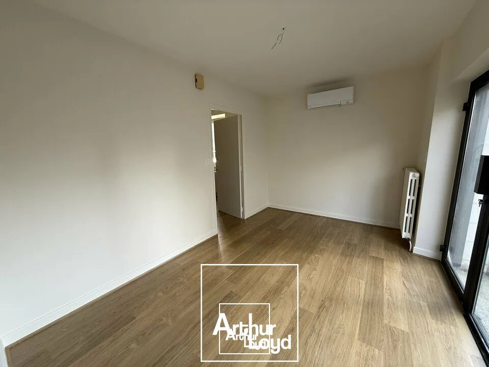 Local professionnel rénové de 25 m² avec vitrine et parking privatif  Proximité centre-ville Brive