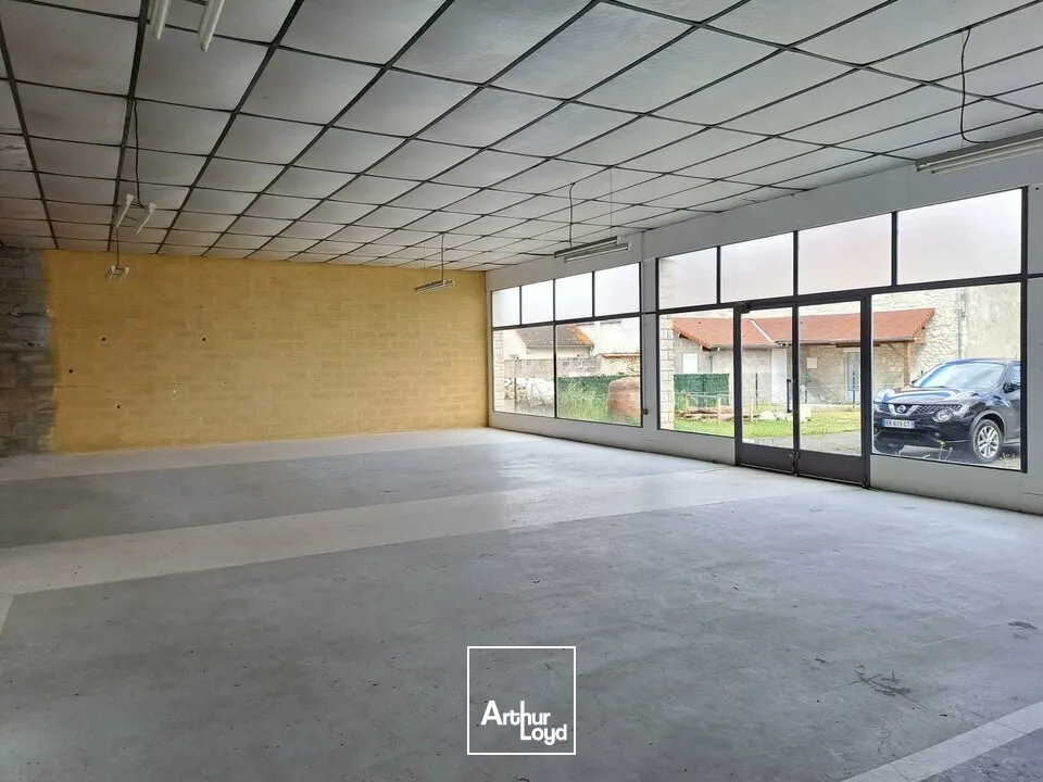 A LOUER LOCAL COMMERCIAL 190m² BELLE LONGUEUR DE VITRINE AXE POITIERS / TOURS LES ORMES (86)
