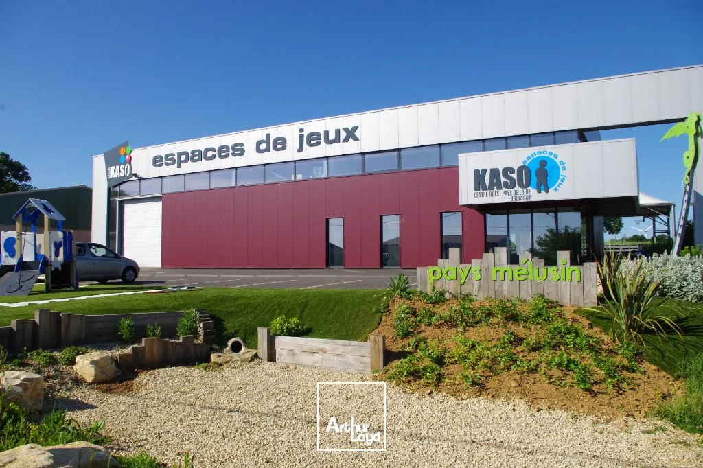 À VENDRE  Local d'activité de 500m² moderne et rare à Lusignan (86)