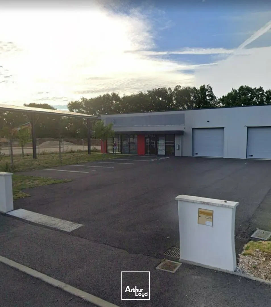 À louer  Bâtiment artisanal ou commercial 300 m²  Grand Poitiers  Accessibilité optimale et prestations haut de gamme