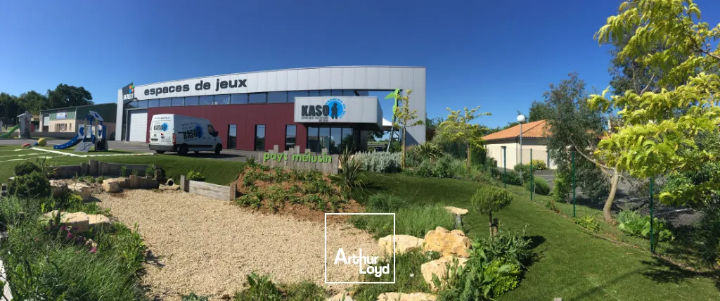 À VENDRE  Local d'activité de 500m² moderne et rare à Lusignan (86)