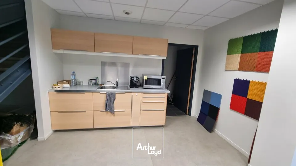 À VENDRE  Local d'activité de 500m² moderne et rare à Lusignan (86)