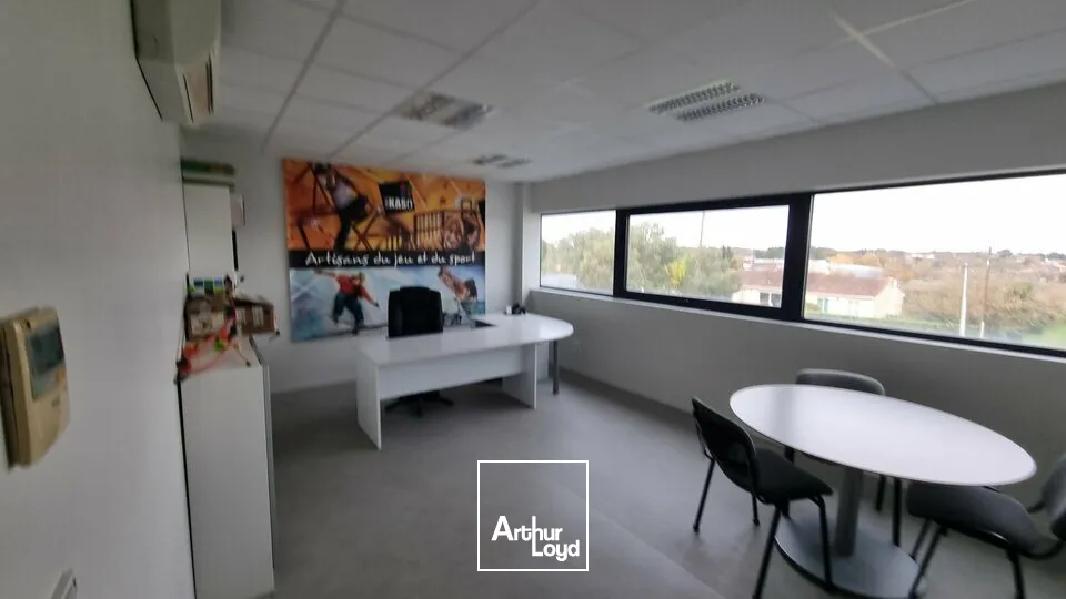 À VENDRE  Local d'activité de 500m² moderne et rare à Lusignan (86)