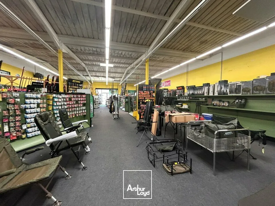 SAINT GERVAIS LA FORÊT - LOCATION LOCAL COMMERCIAL DE 444 M² - ZONE COMMERCIALE