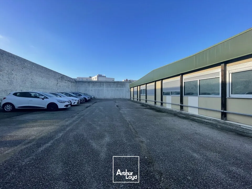 A LOUER - LE HAVRE - QUARTIER SUD - IMMEUBLE DE BUREAUX - 20 STATIONNEMENT PRIVATIFS 