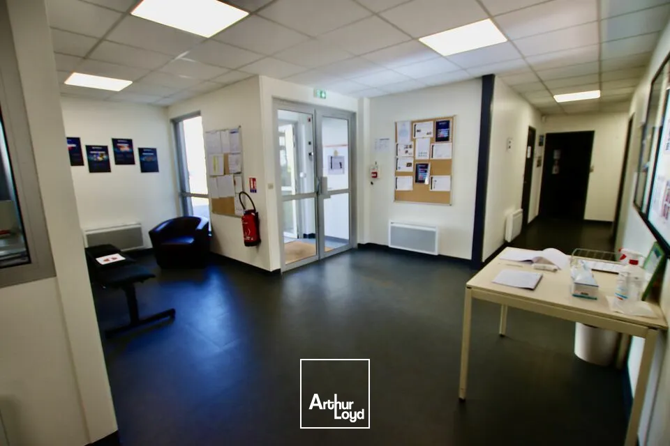 A LOUER - LE HAVRE - QUARTIER SUD - IMMEUBLE DE BUREAUX - 20 STATIONNEMENT PRIVATIFS 