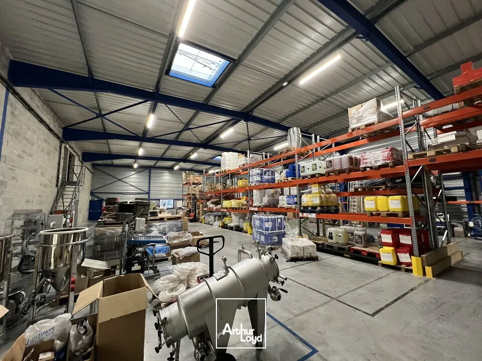 Bâtiment industriel avec bureaux et partie commerciale - ZA de Cognac Sud