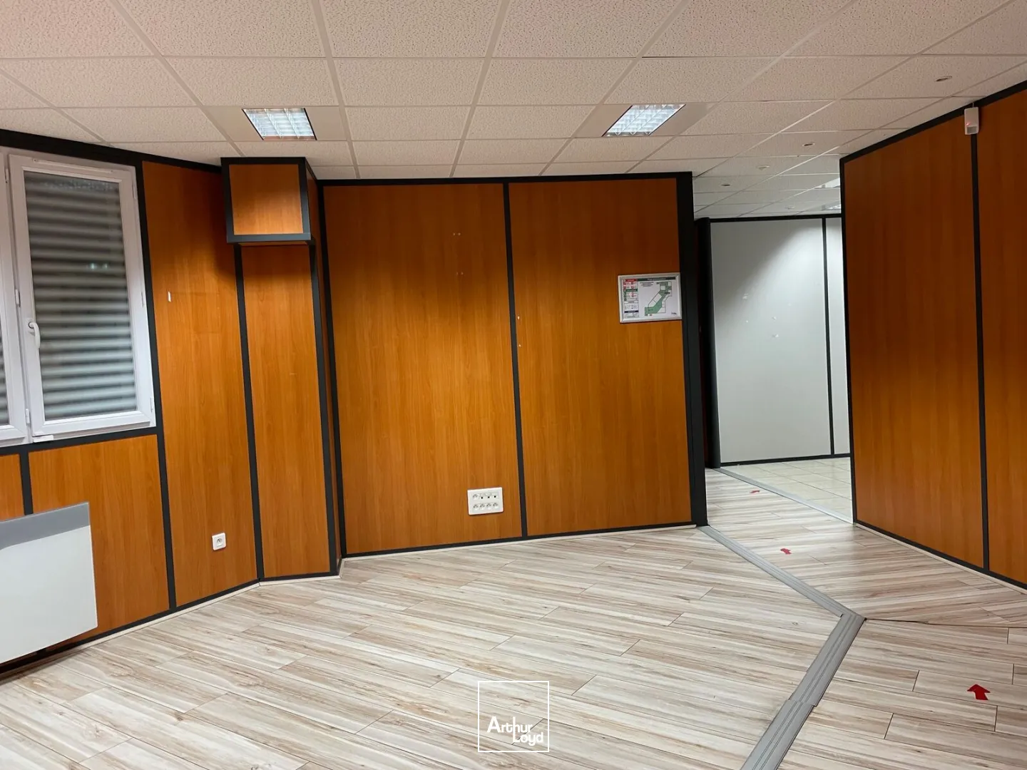 Bureaux à vendre d'une superficie de 135 m2 environ en rez-de-chaussée avec accès PMR à Soissons. Disponible immédiatement. 