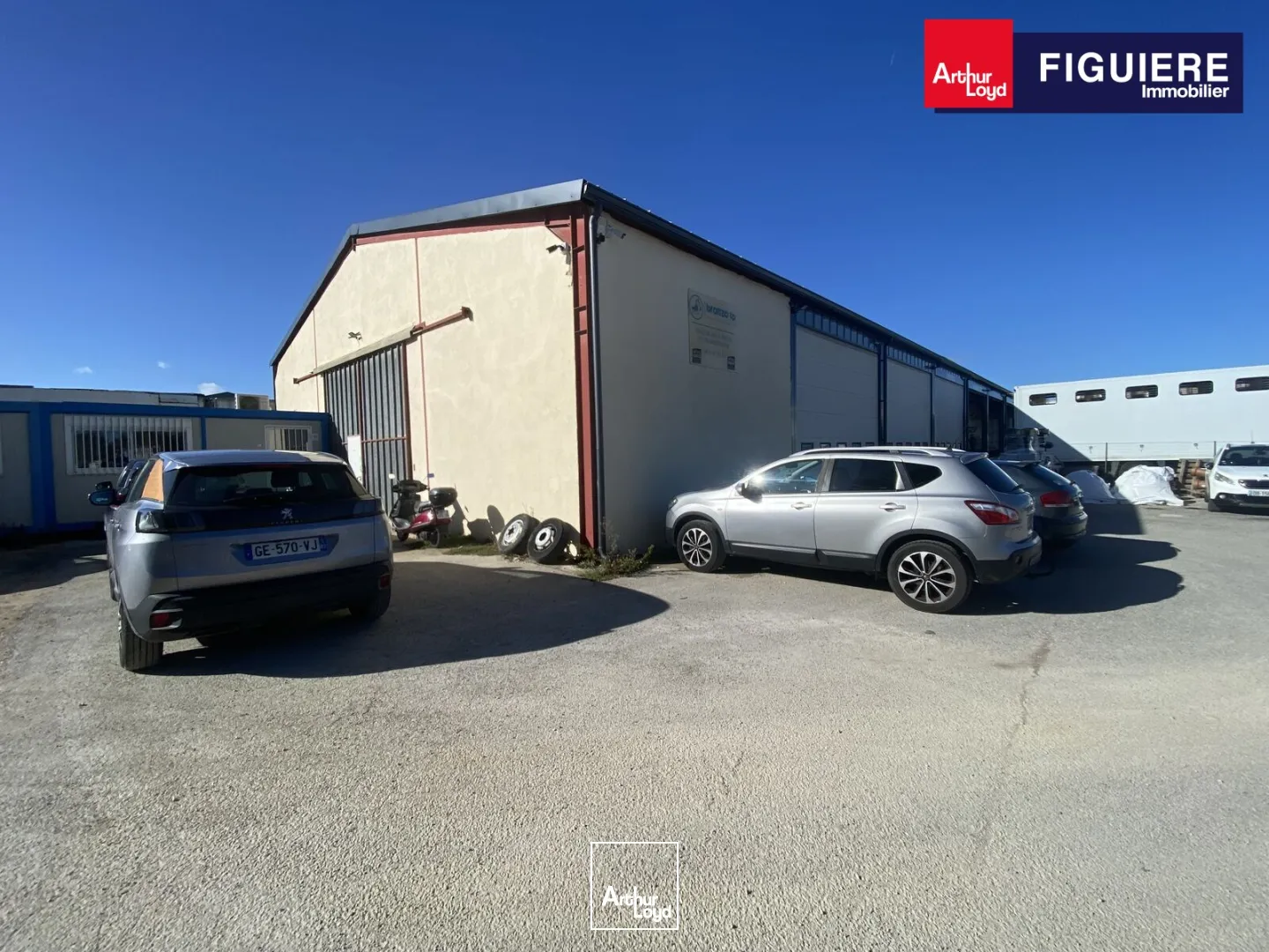 300m² de local d'activités sur 2600m² de terrain (ou 1300m²) à louer GRANS