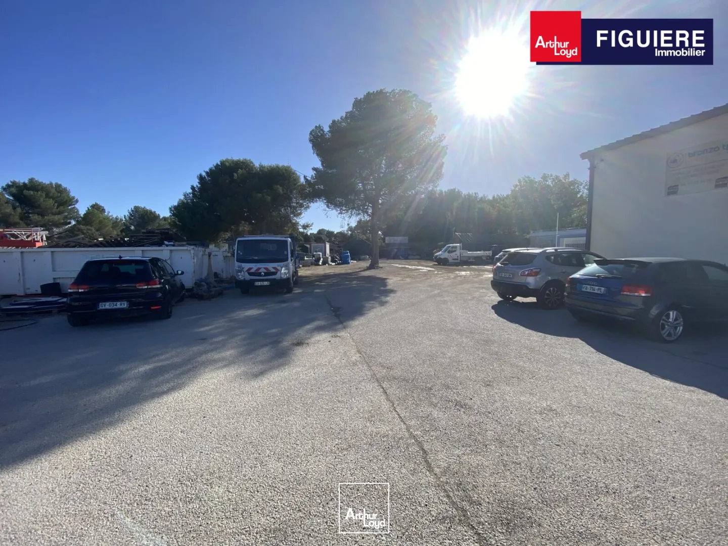 300m² de local d'activités sur 2600m² de terrain (ou 1300m²) à louer GRANS