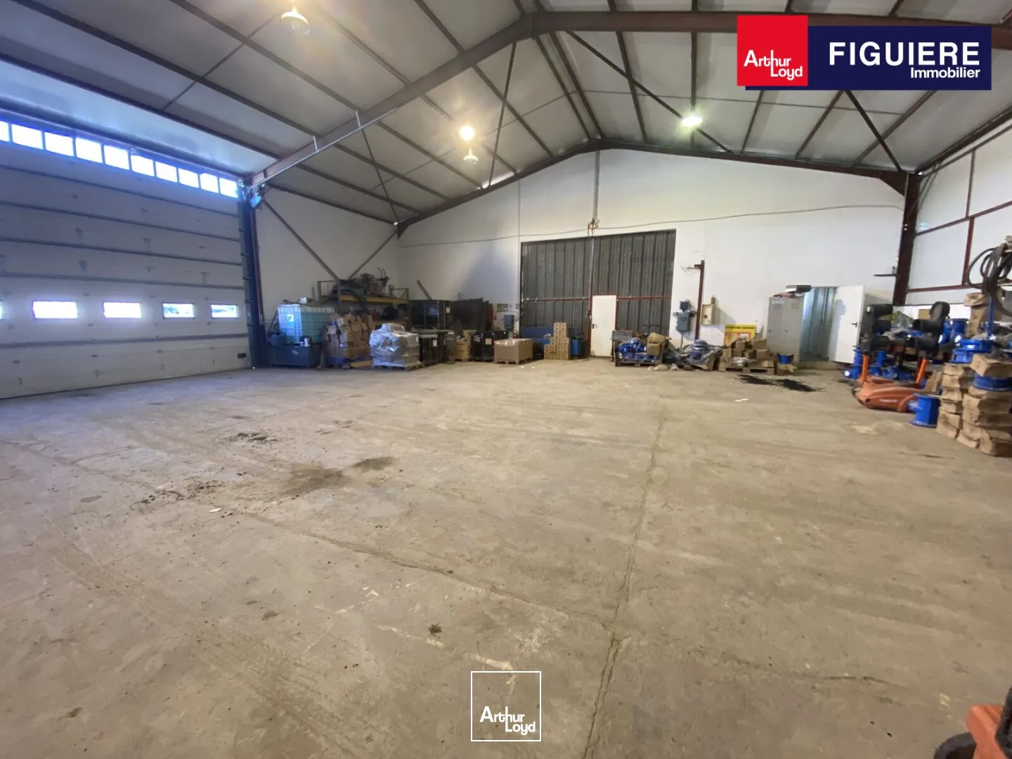 300m² de local d'activités sur 2600m² de terrain (ou 1300m²) à louer GRANS