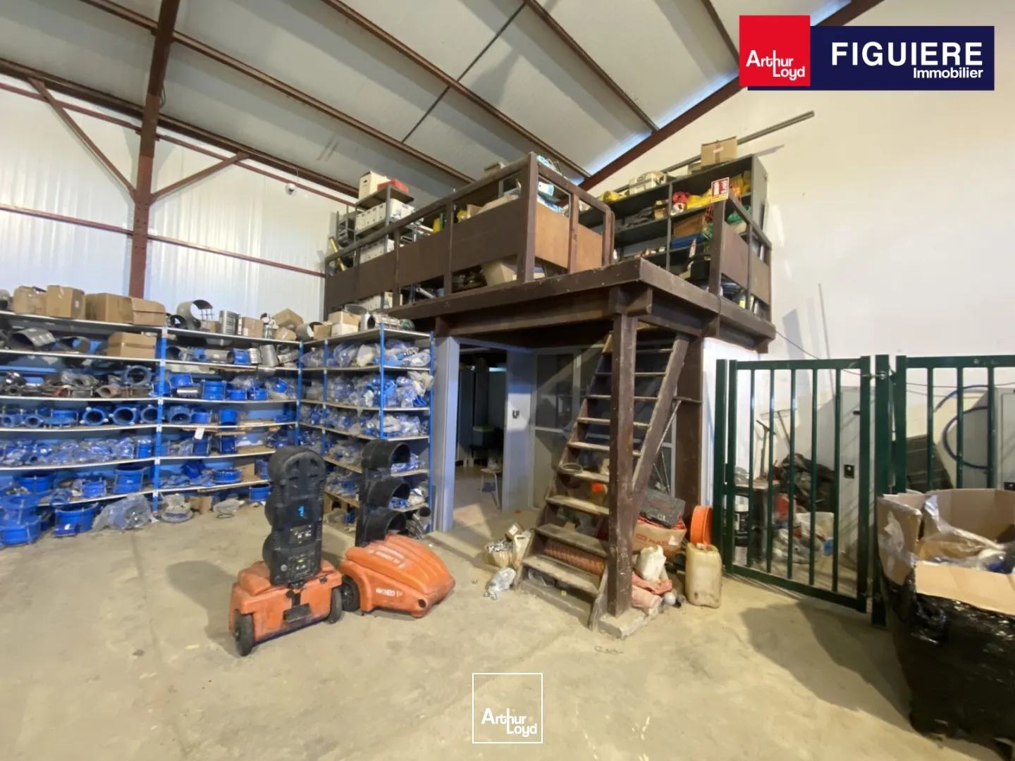 300m² de local d'activités sur 2600m² de terrain (ou 1300m²) à louer GRANS