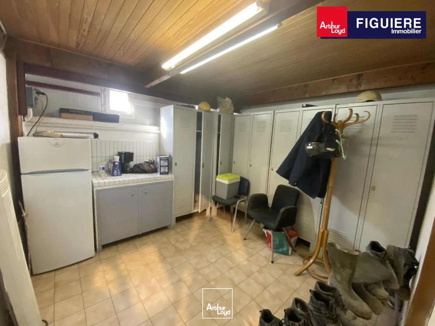 300m² de local d'activités sur 2600m² de terrain (ou 1300m²) à louer GRANS