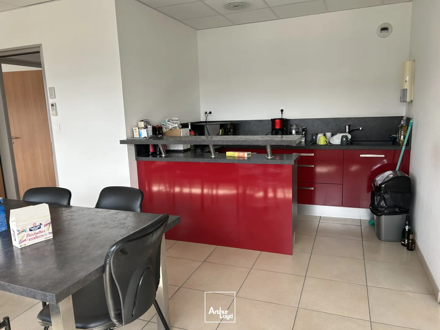 A Sainte-luce-s-loire, bâtiment mixte à louer