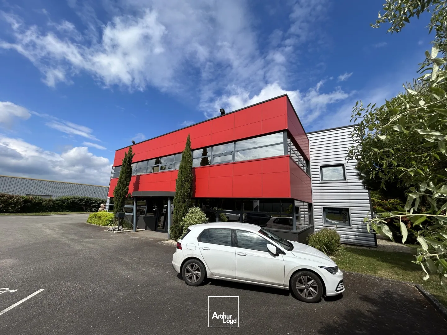 A Sainte-luce-s-loire, bâtiment mixte à louer