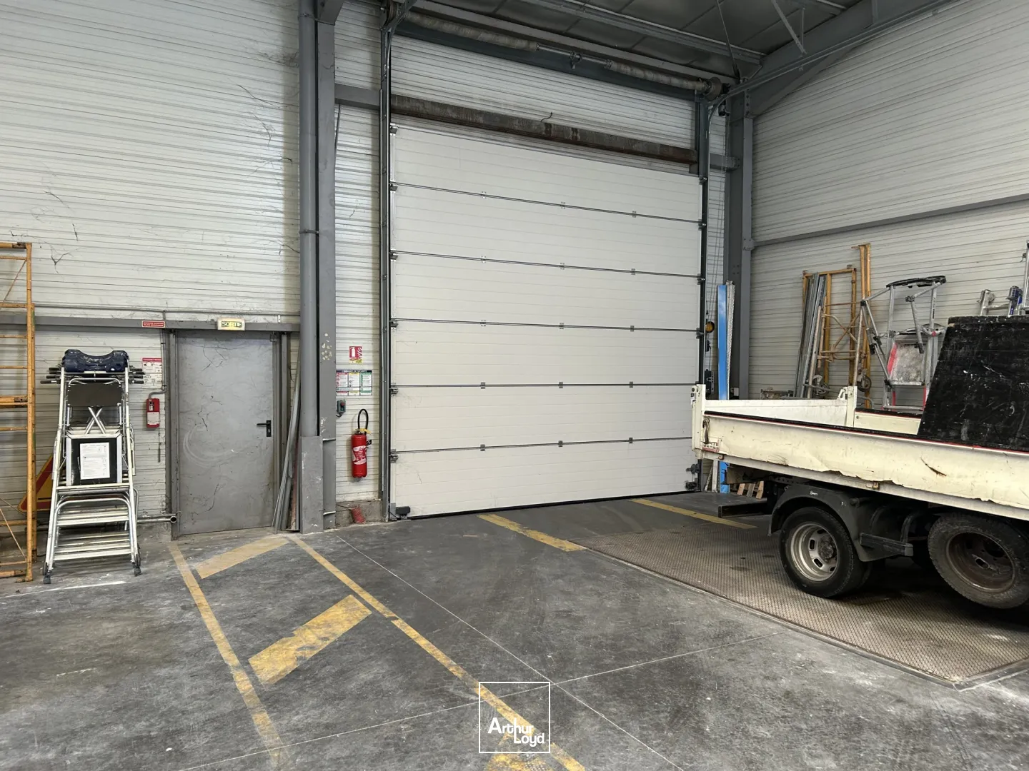 A Sainte-luce-s-loire, bâtiment mixte à louer