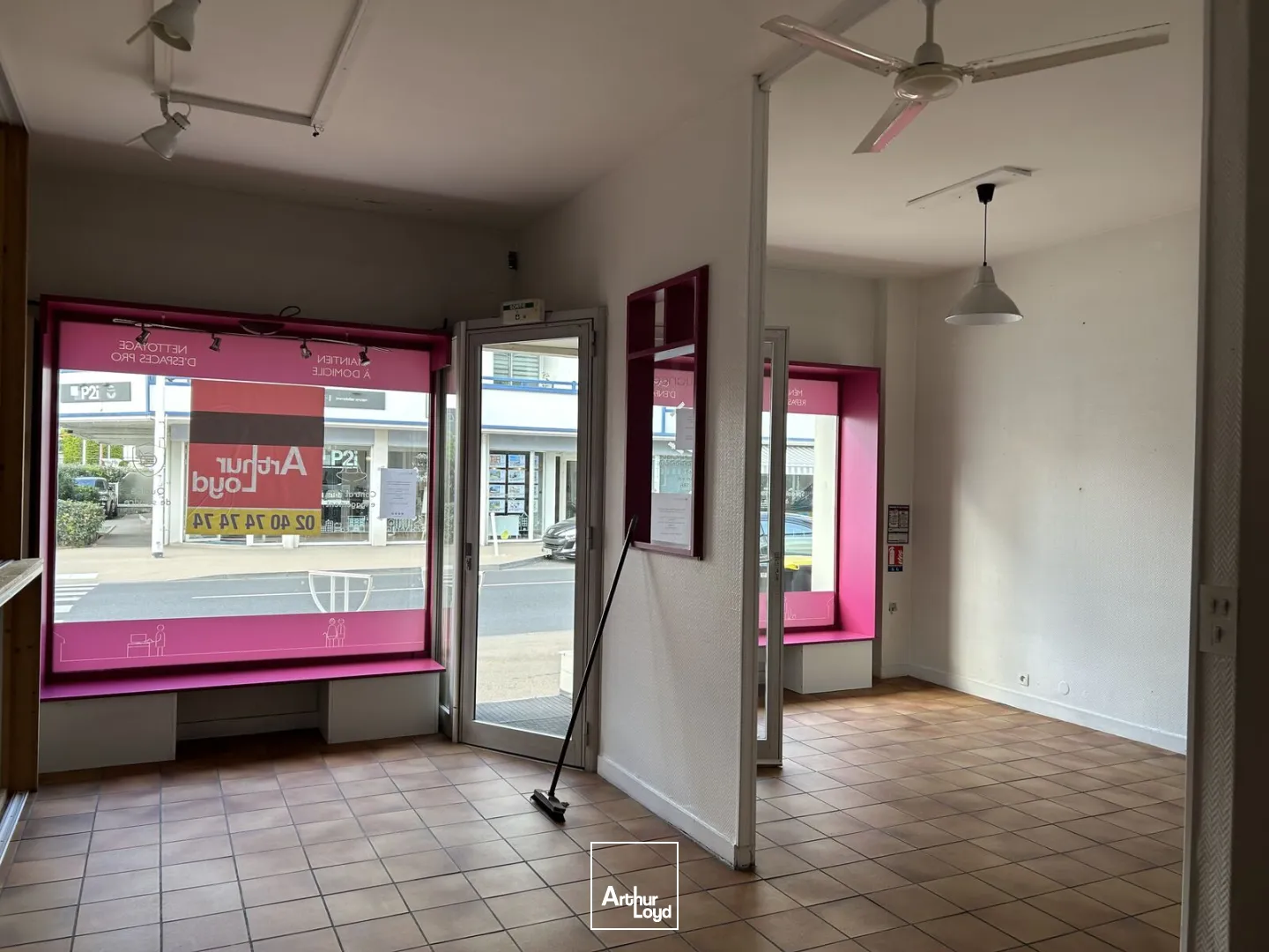 A LOUER - LOCAL COMMERCIAL - BUREAUX - 75 M2 - LA BAULE 