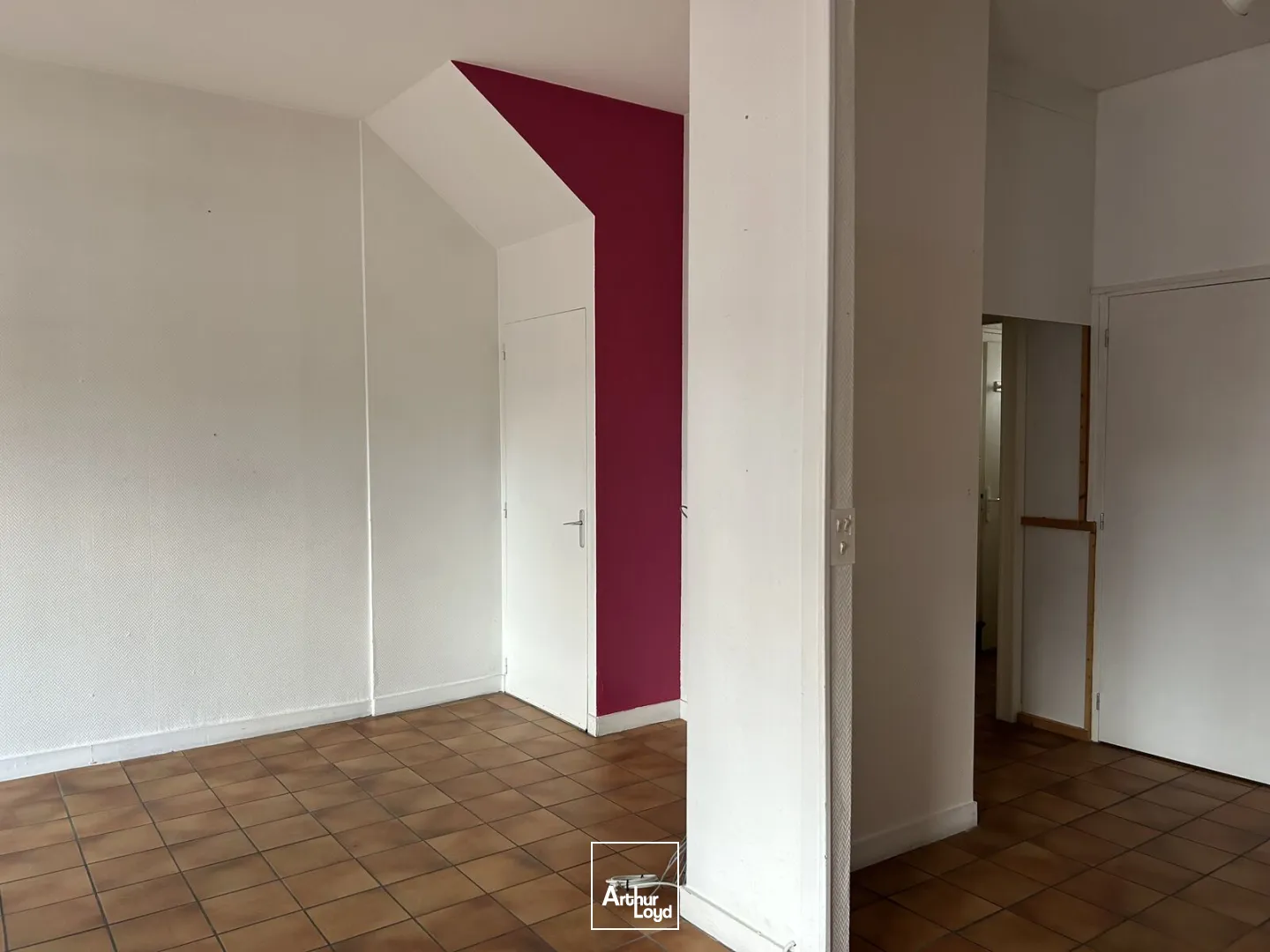 A LOUER - LOCAL COMMERCIAL - BUREAUX - 75 M2 - LA BAULE 