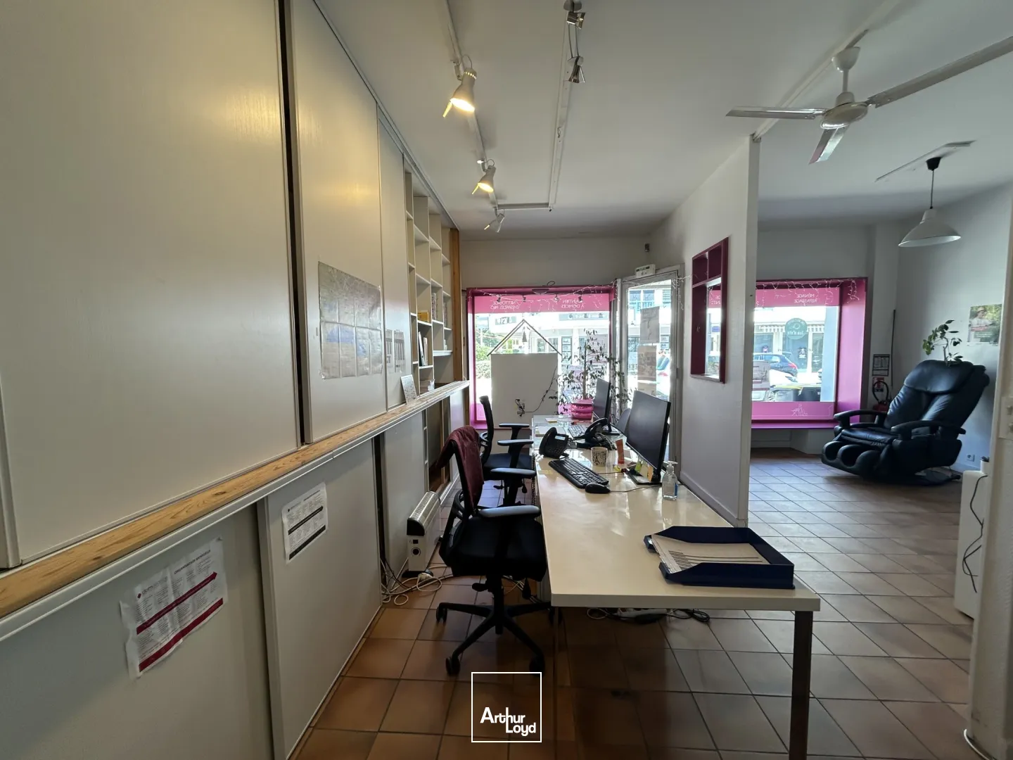 A LOUER - LOCAL COMMERCIAL - BUREAUX - 75 M2 - LA BAULE 