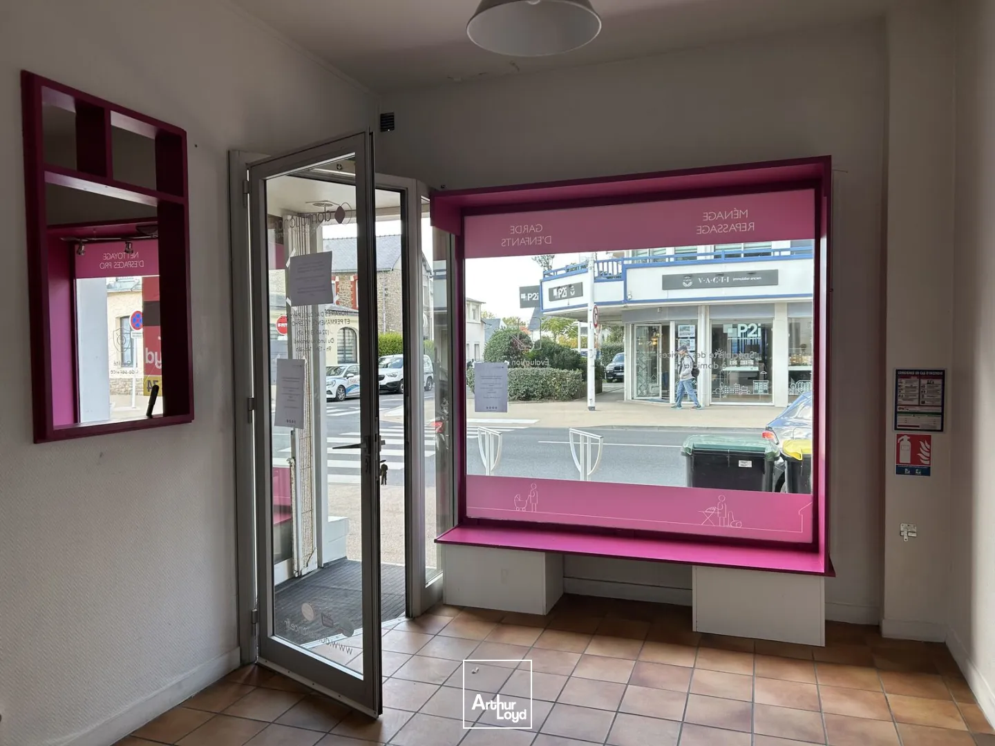 A LOUER - LOCAL COMMERCIAL - BUREAUX - 75 M2 - LA BAULE 