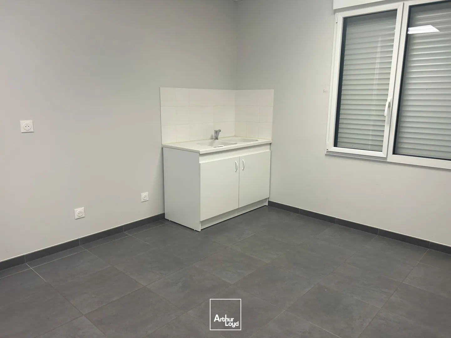 A St AIgnan Grandlieu, bâtiment d'activité à la location