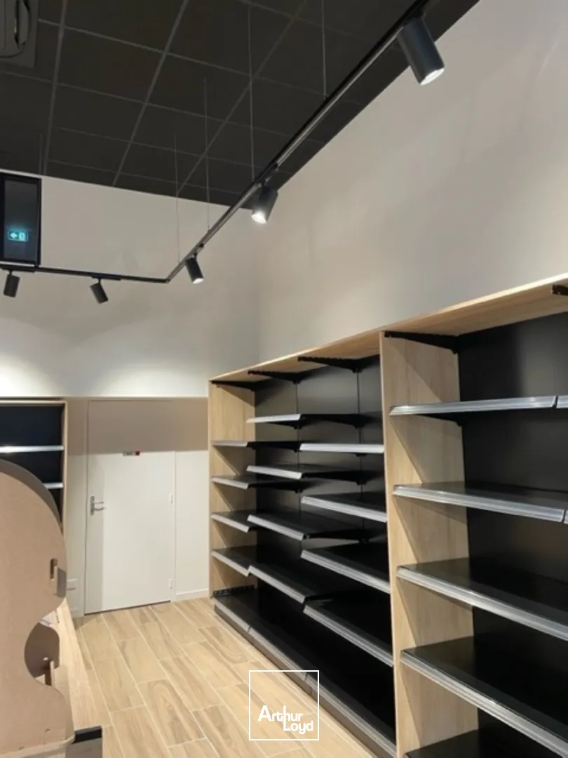 Local ile de Nantes 62 m2 au sol + mezzanine de 13 m2