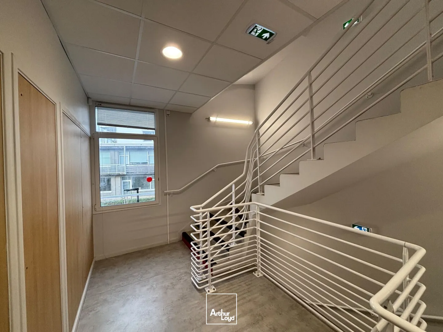 BUREAUX À LOUER -300 M ²-PROCHE DE L'AÉROPORT