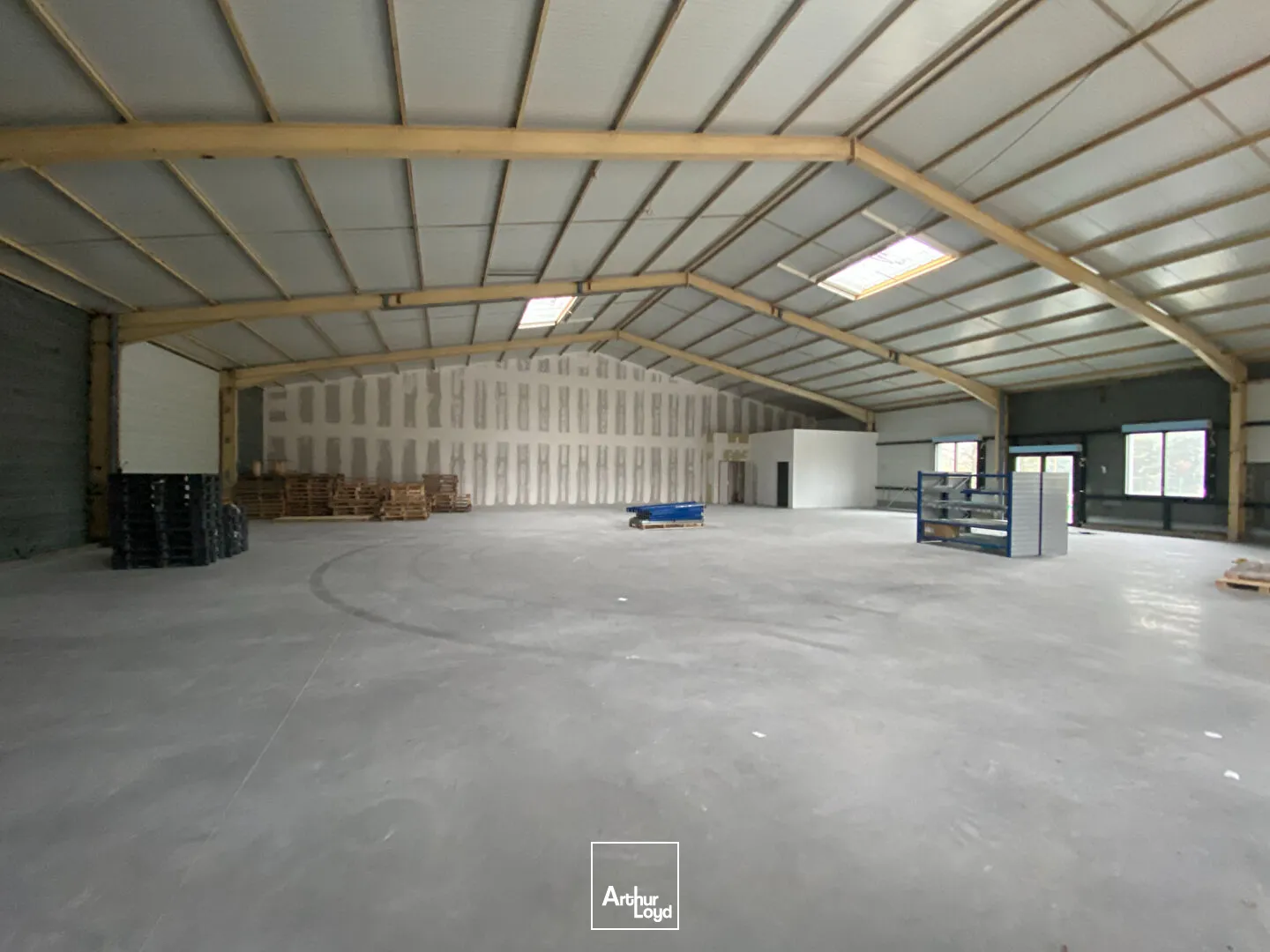 A LOUER local d'activité 683.1m² environ - Tonnay-Charente