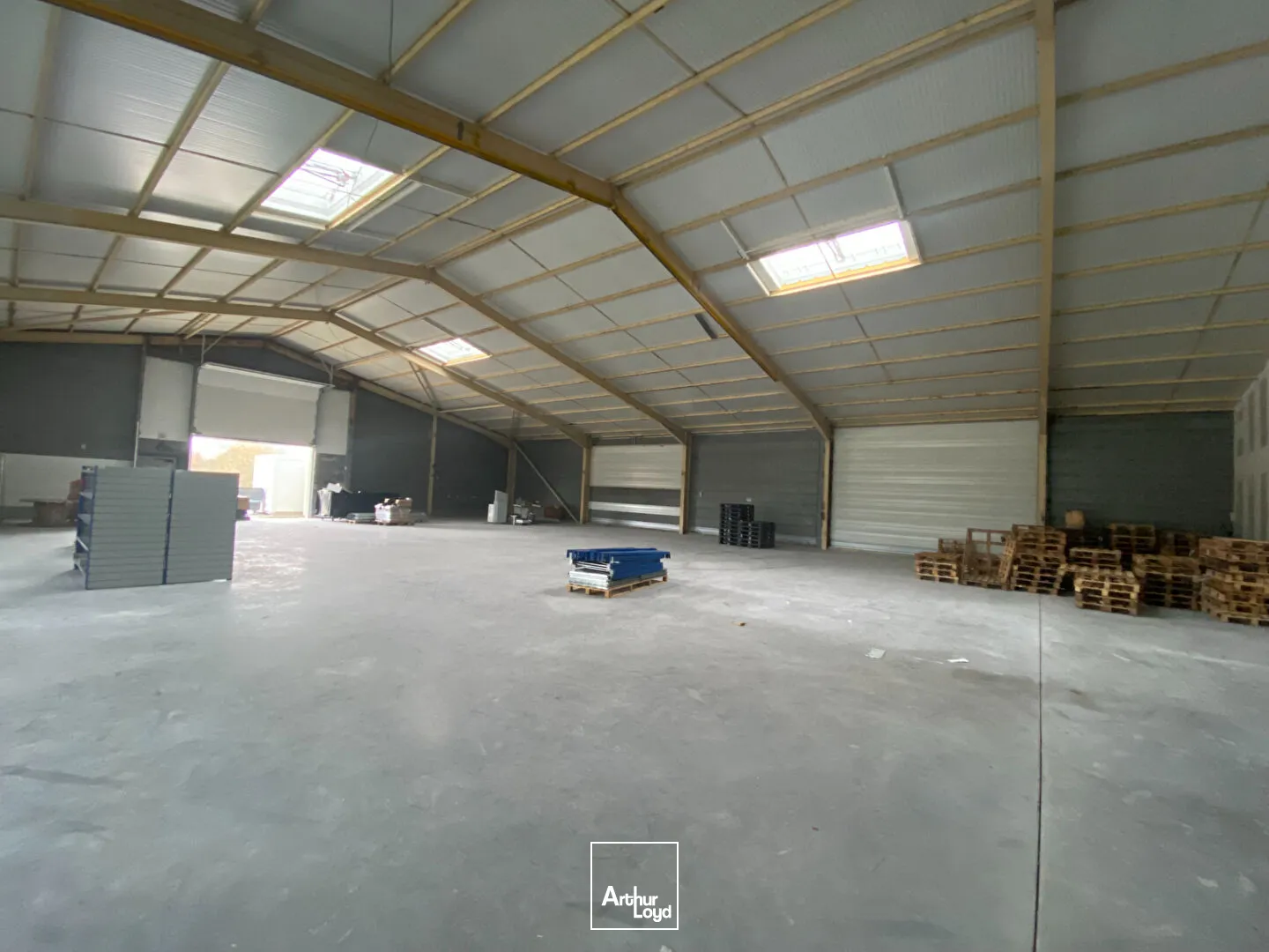 A LOUER local d'activité 683.1m² environ - Tonnay-Charente