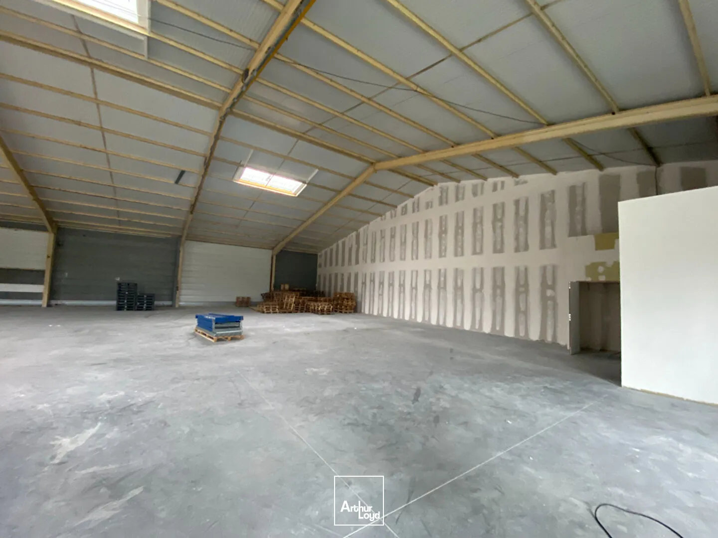 A LOUER local d'activité 683.1m² environ - Tonnay-Charente