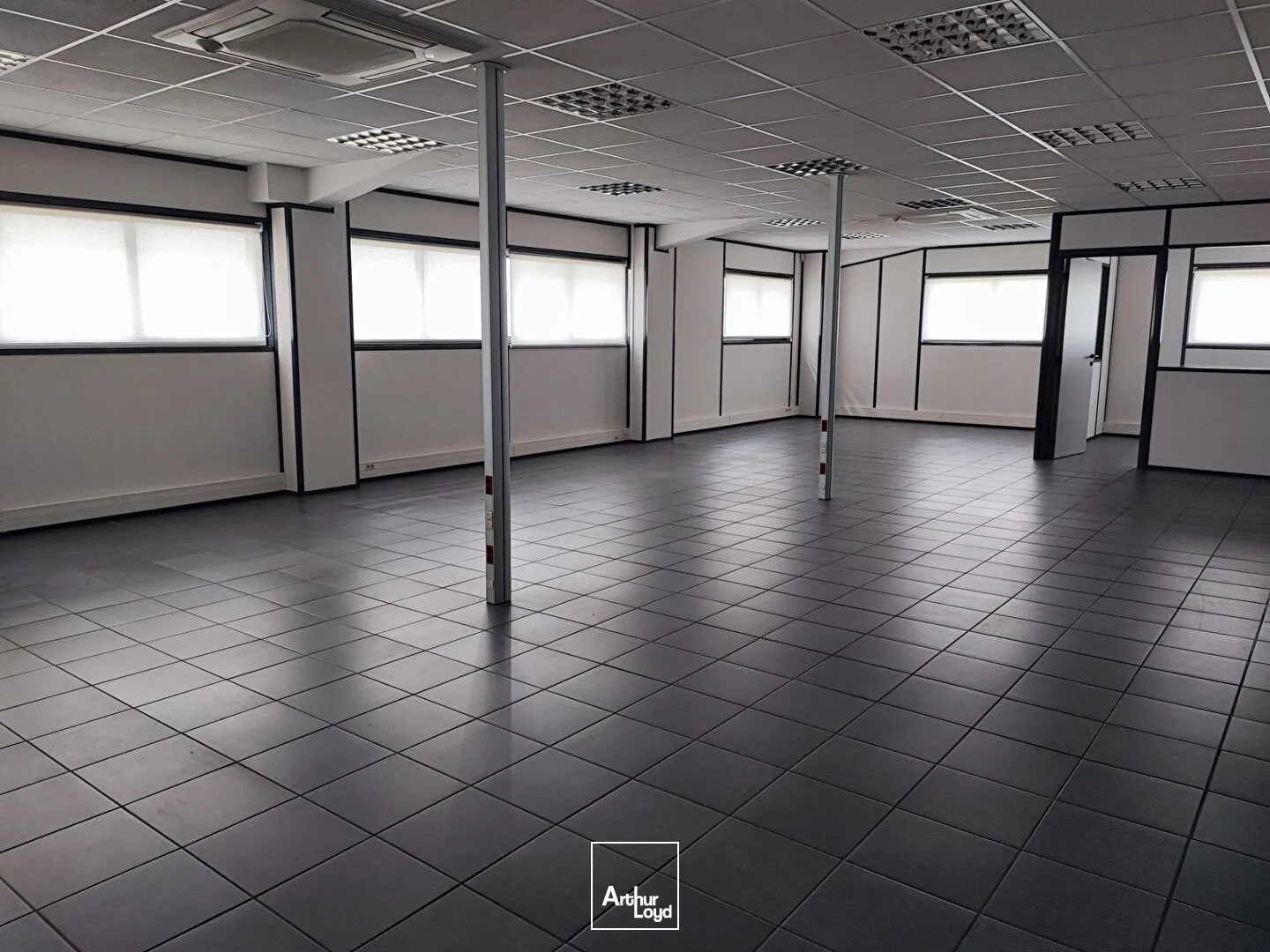 A VENDRE - LIMOGES secteur Chenieux - bureaux de 825 m² avec parking